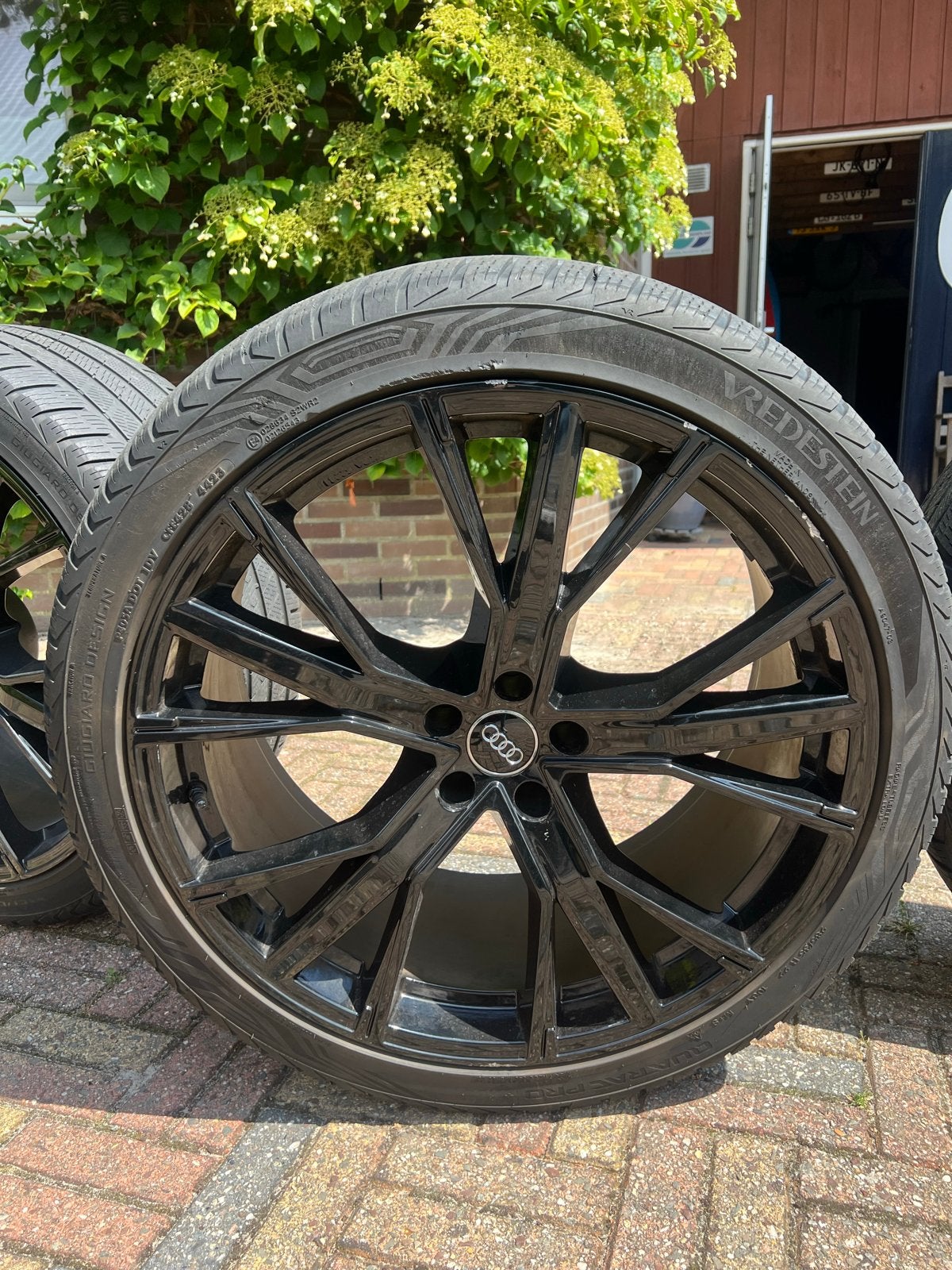 GMP Gunner velgen (22”) met Vredestein Quatrac all season, Ophalen, Gebruikt, 285 mm, Banden en Velgen