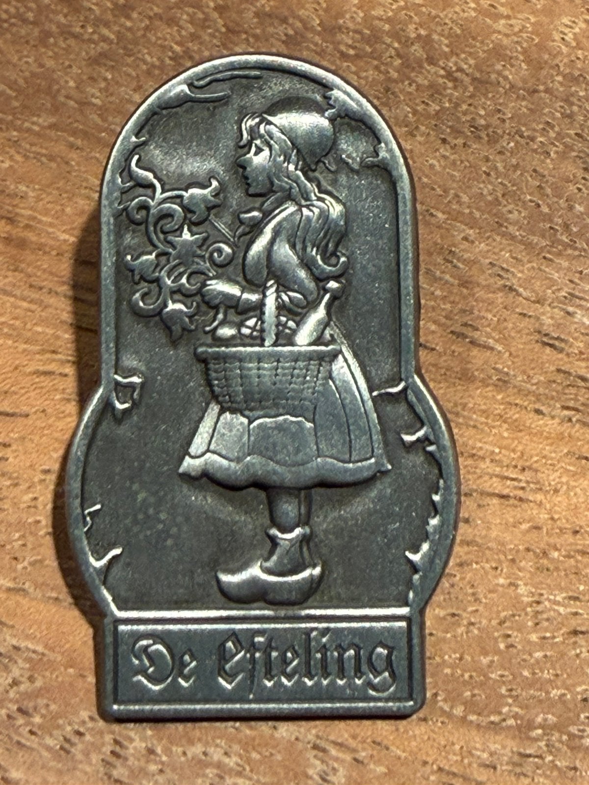 Efteling pin nostalgie Roodkapje, Verzamelen, Efteling, Ophalen of Verzenden, Zo goed als nieuw, Button of Speldje