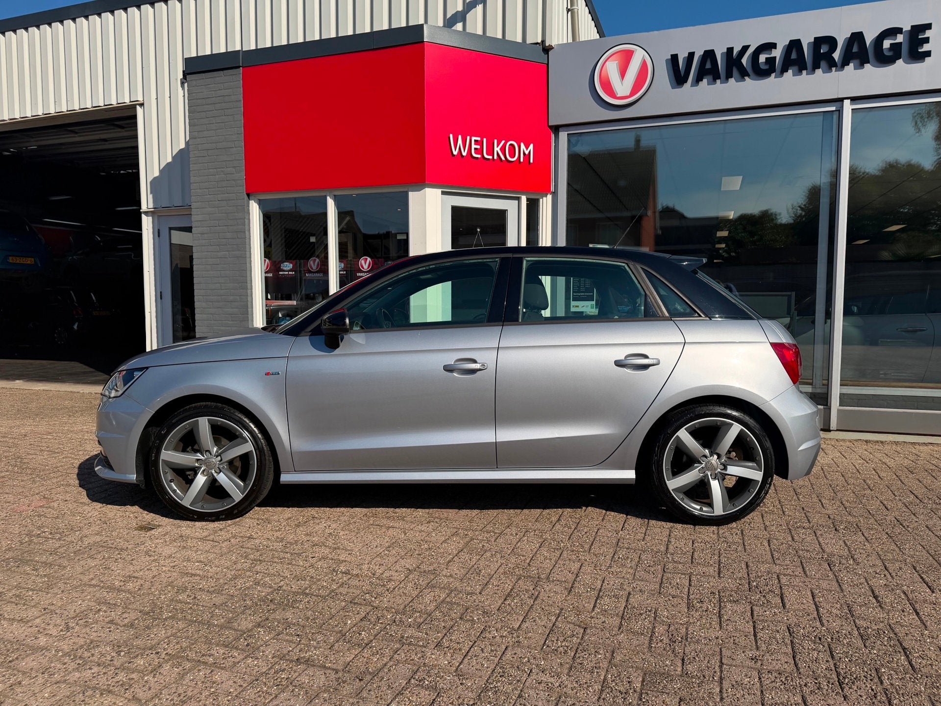 Audi A1 Sportback 1.0 TFSI Sport Pro Line S, Navigatie, Trek, Auto's, Dealer onderhouden, Stof, Met garantie (alle), 4 stoelen