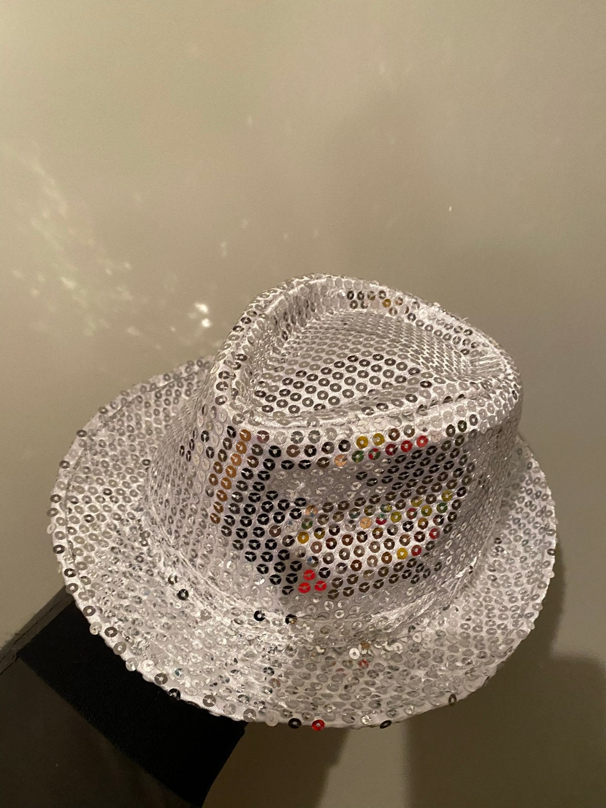 Glitterhoedje Zilver - Feestelijke Accessoire, Ophalen of Verzenden, Gebruikt, Hoed of Pruik, Carnaval
