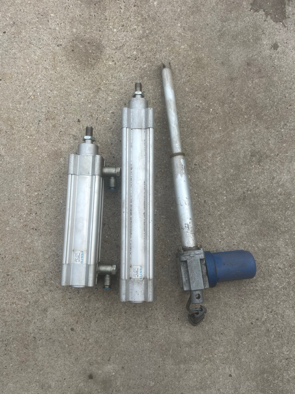 Festo DNCB-40-200 en DNCB-40-100 Pneumatische Cilinders, Ophalen
