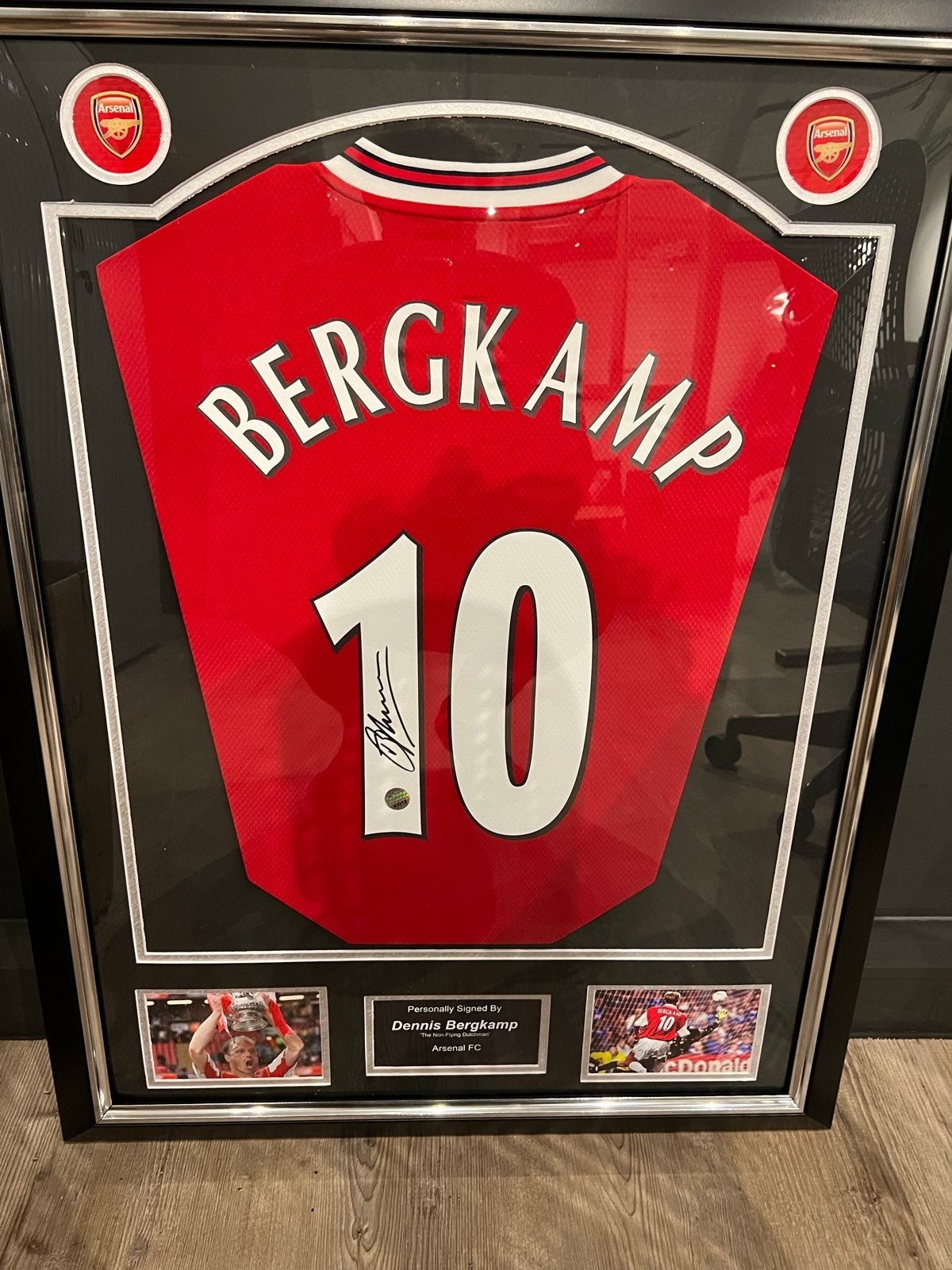 Ingelijst gesigneerd Bergkamp Arsenal shirt met COA, Ophalen of Verzenden, Zo goed als nieuw, Buitenlandse clubs, Shirt
