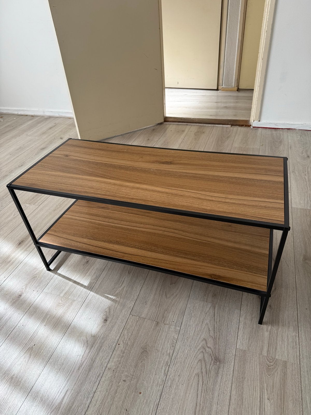 Moderne salontafel met houtlook en metalen frame, 100 tot 150 cm, Zo goed als nieuw, Overige houtsoorten, 50 tot 100 cm