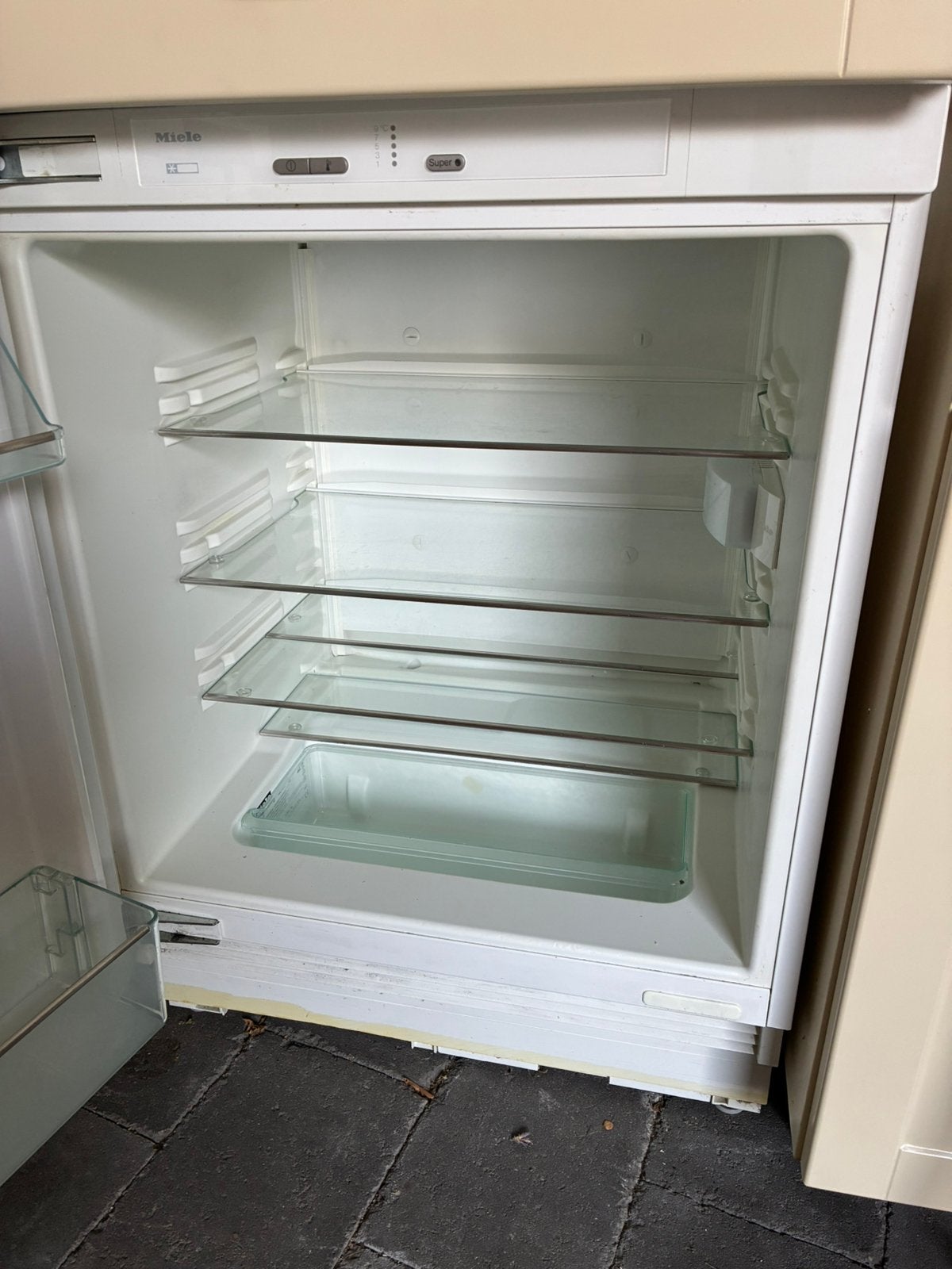 Goed werkende Miele inbouw koelkast te koop, Witgoed en Apparatuur, Koelkasten en IJskasten, 200 liter of meer, Ophalen, Gebruikt
