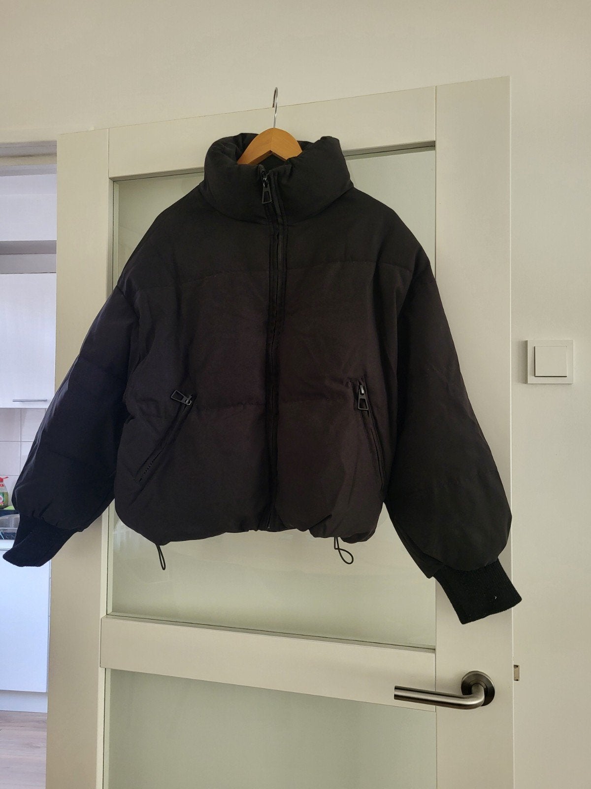 Dames zwarte pufferjack met hoge kraag en verstelbare zoom, Zwart, Ophalen of Verzenden, Onbekend, Maat 34 (XS) of kleiner