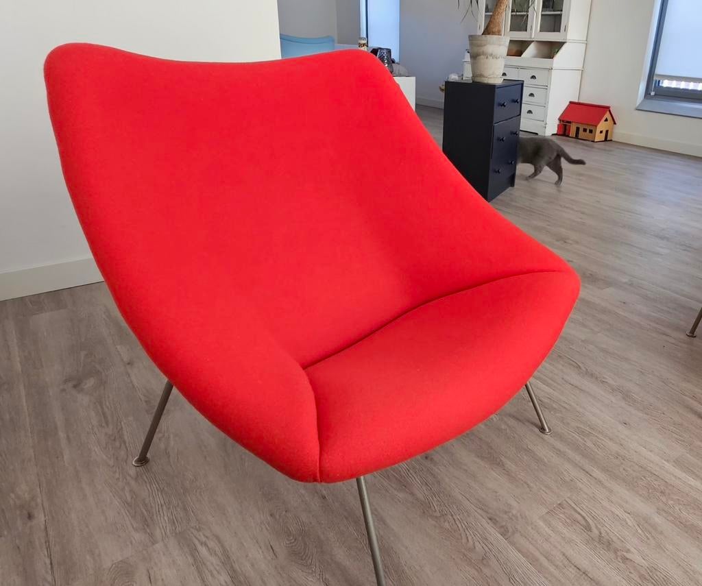 Nieuw beklede Artifort Oyster stoel met voetenbankje, Ophalen of Verzenden, Zo goed als nieuw, Stof, Rood