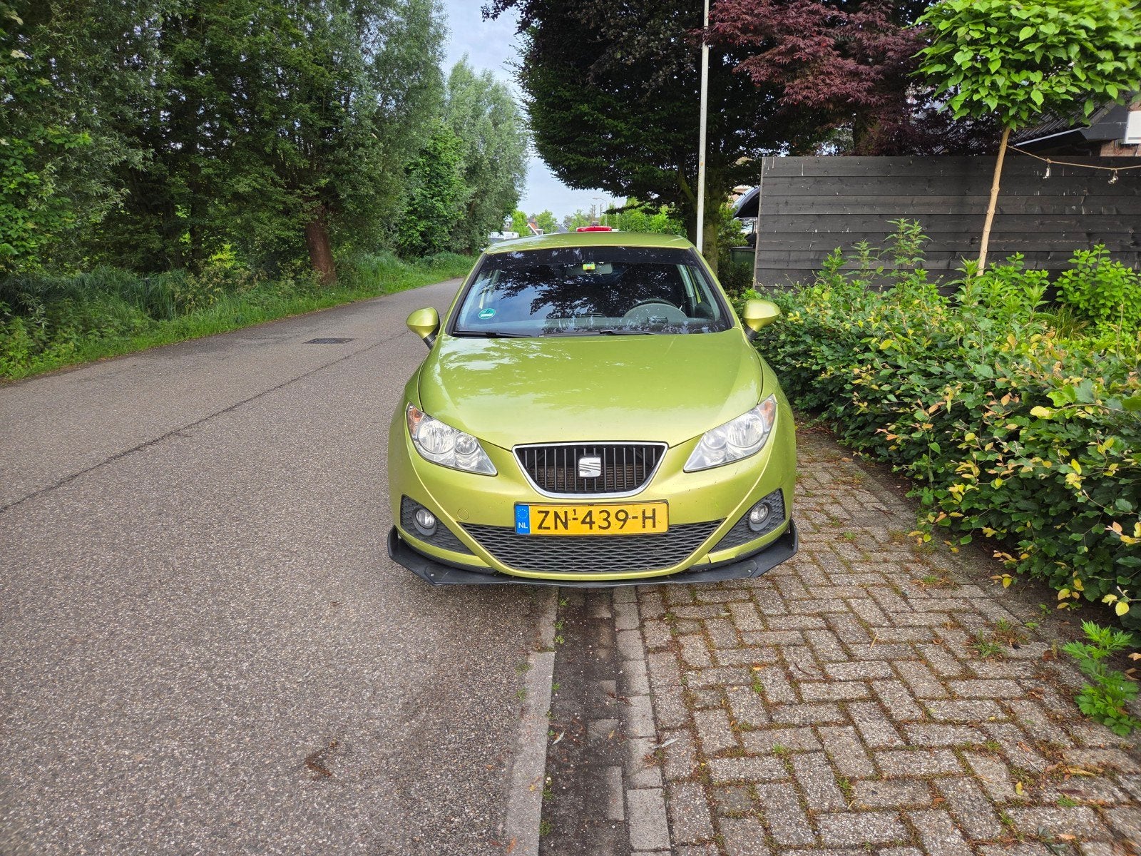 Seat Ibiza 1.4 63KW 3DRS 2010 Geel, Auto's, Voorwielaandrijving, Stof, 40 €/maand, Zwart