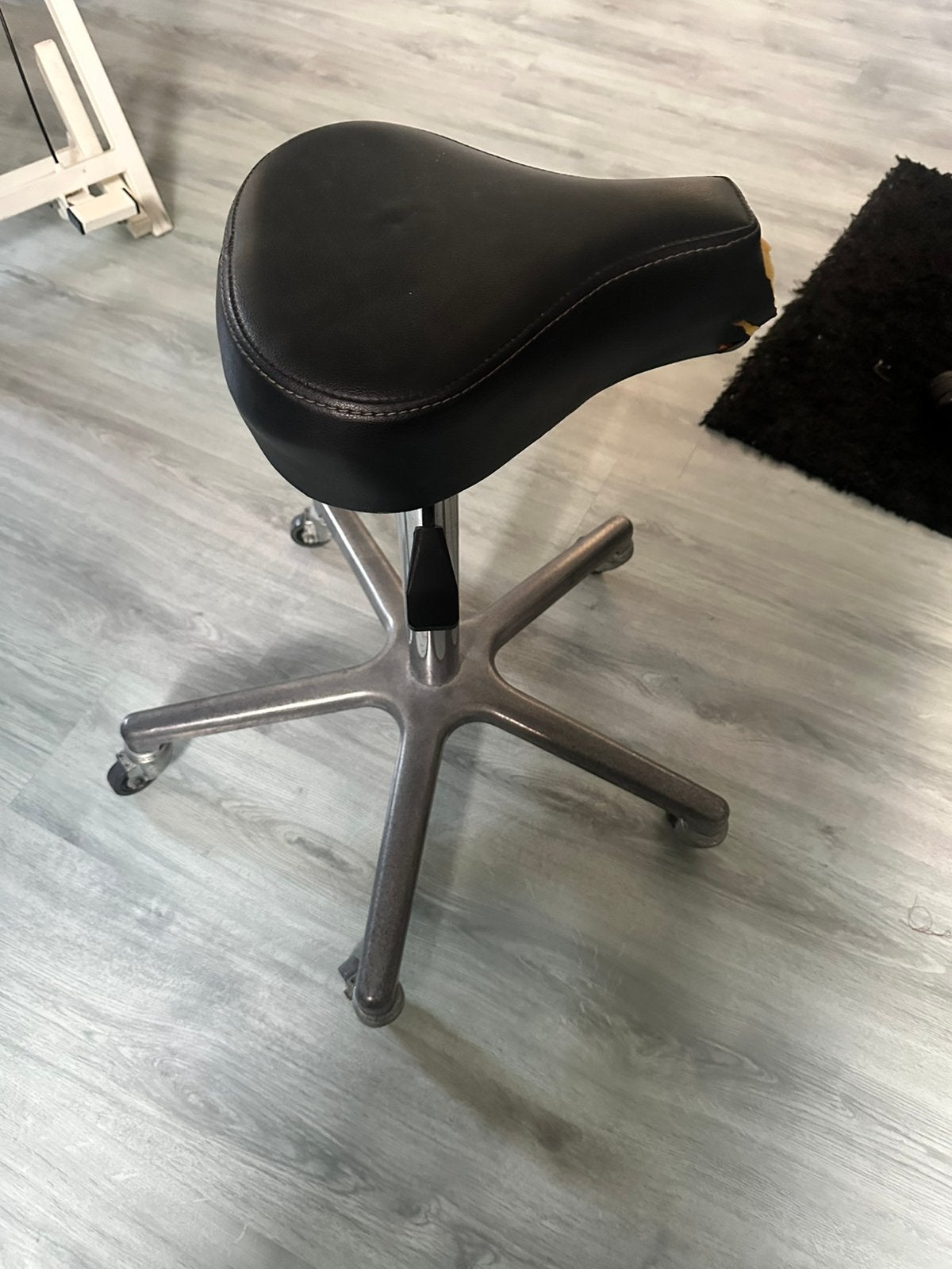 Krukje zadelkruk voor beginnende kapper, Huis en Inrichting, Krukjes, Ophalen, Gebruikt, Hout
