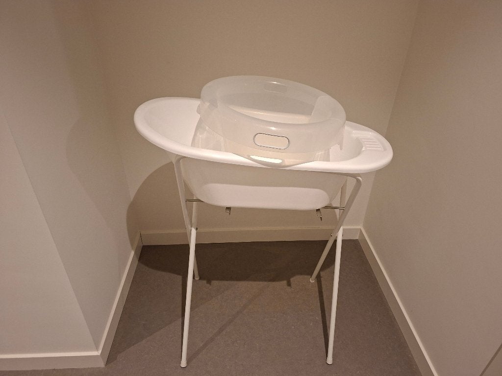 Baby badje + standaard en tummy tub, Kinderen en Baby's, Badjes en Verzorging, Ophalen, Zo goed als nieuw, Badje, Bébé-jou