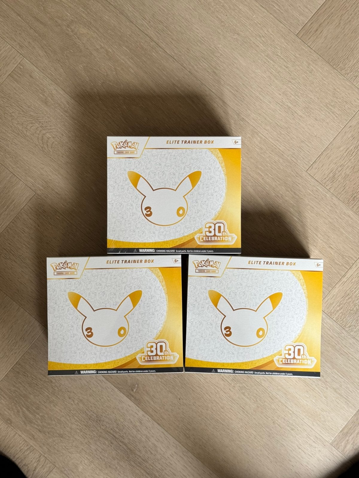 Pokémon 30th Elite Trainer Box (20+ beschikbaar), Hobby en Vrije tijd, Ophalen of Verzenden, Nieuw, Overige typen, Foil