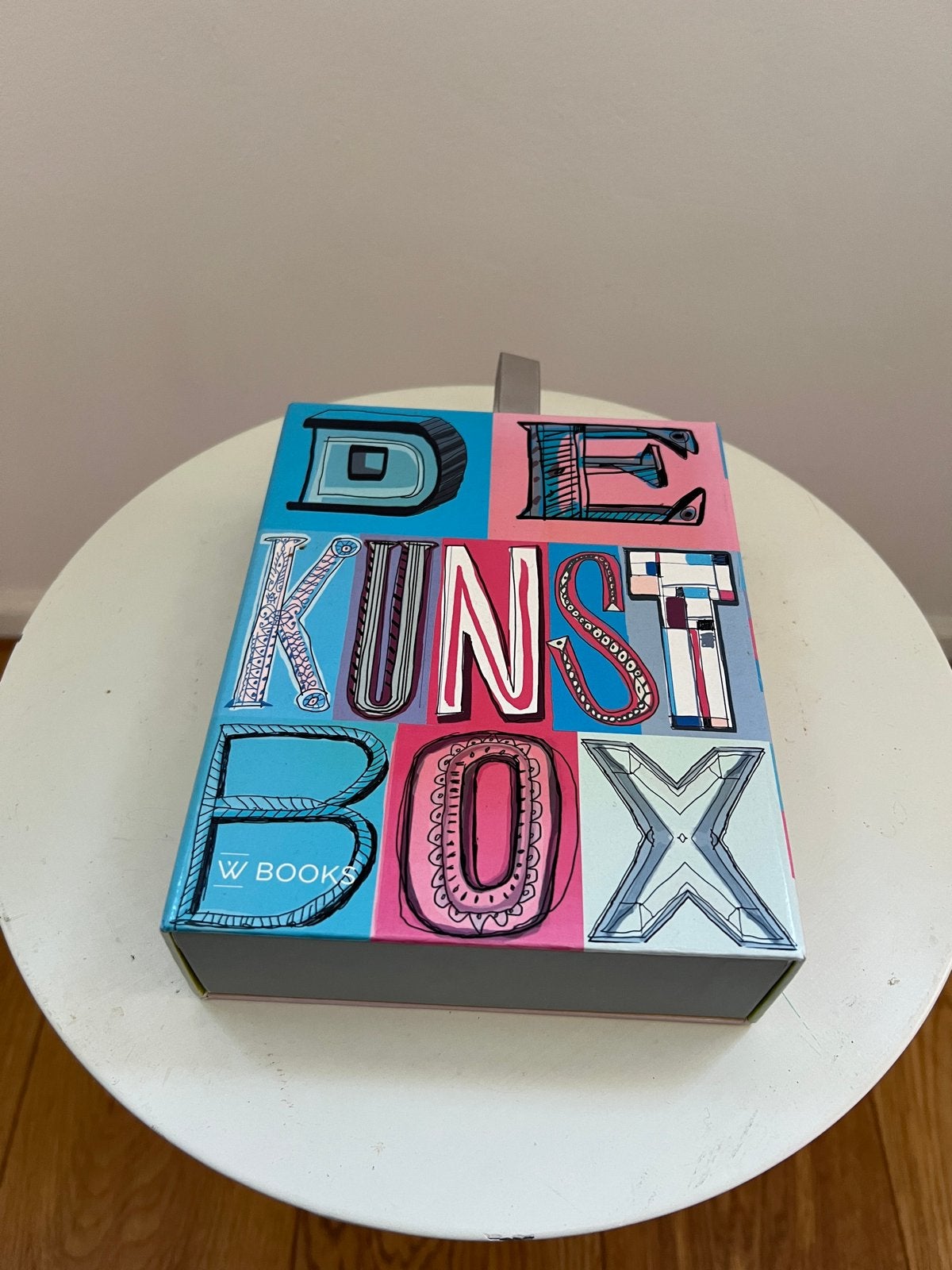 De Kunstbox WBOOKS - 98 Prachtige Kunst Ansichtkaarten, Ophalen of Verzenden, 1980 tot heden, Ongelopen, Cultuur en Media