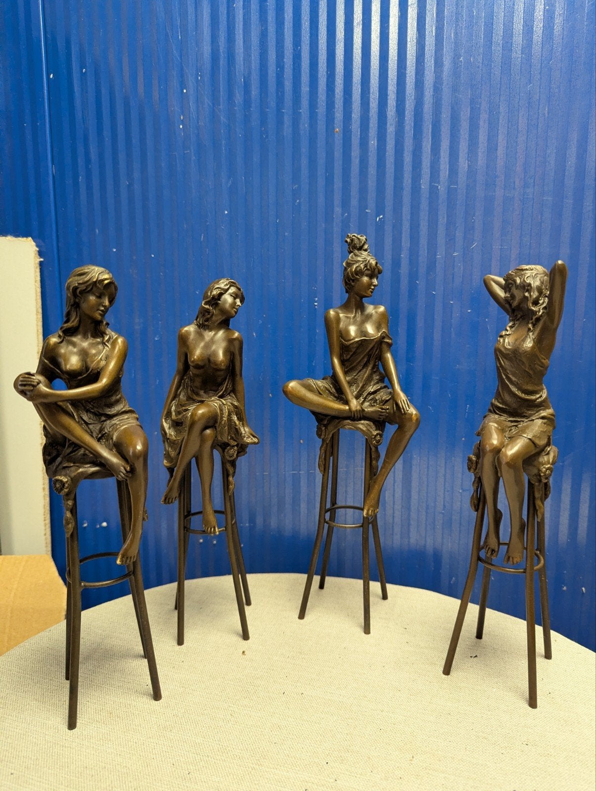 Verschillende bronzen beelden van zittende vrouwen op krukke, Gemerkt, Ophalen of Verzenden, Brons, 20 - 50 cm