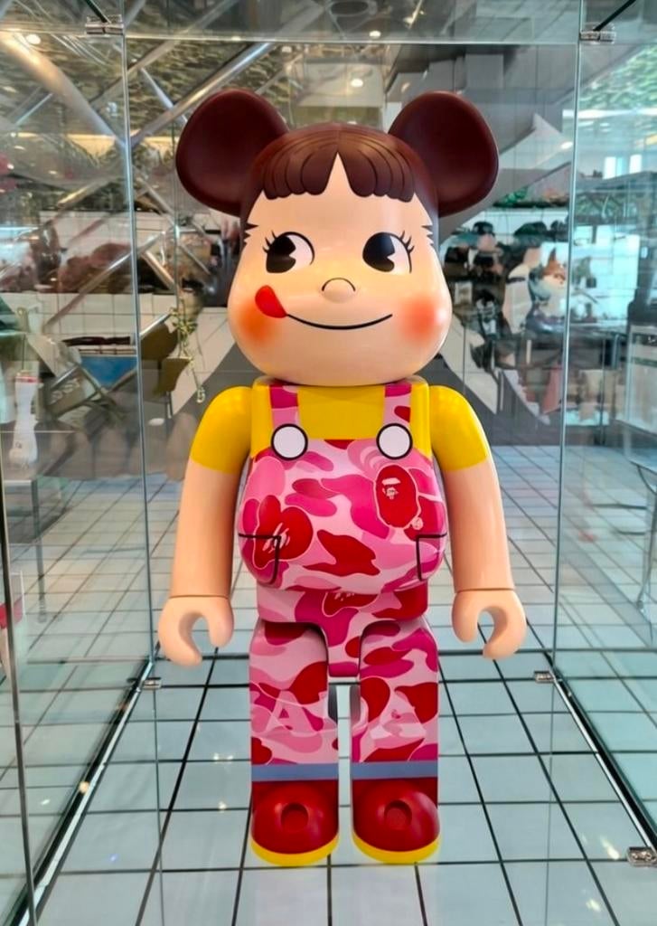 Medicom Bearbrick Bape x Pekochan 1000% Pink - Nieuw, Antiek en Kunst, Kunst | Designobjecten, Ophalen of Verzenden