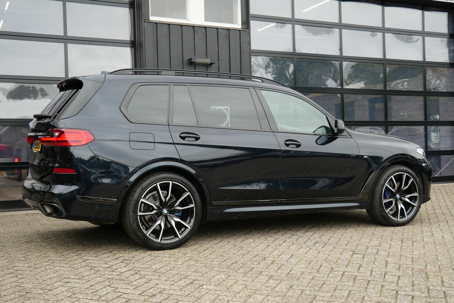 BMW X7 M50d 400 PK High Executive 7p | Pano | H&K | 22'' | H, Euro 6, 2993 cc, 7 stoelen, Zwart