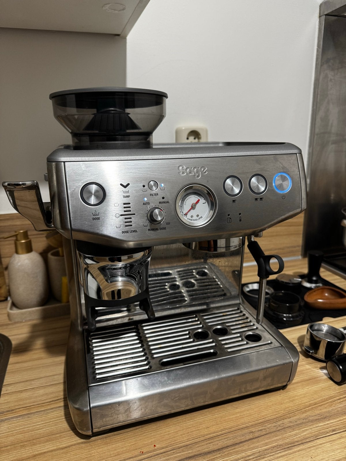 Sage Barista Express Impress met complete barista setup, Ophalen, Afneembaar waterreservoir, Espresso apparaat, Koffiebonen