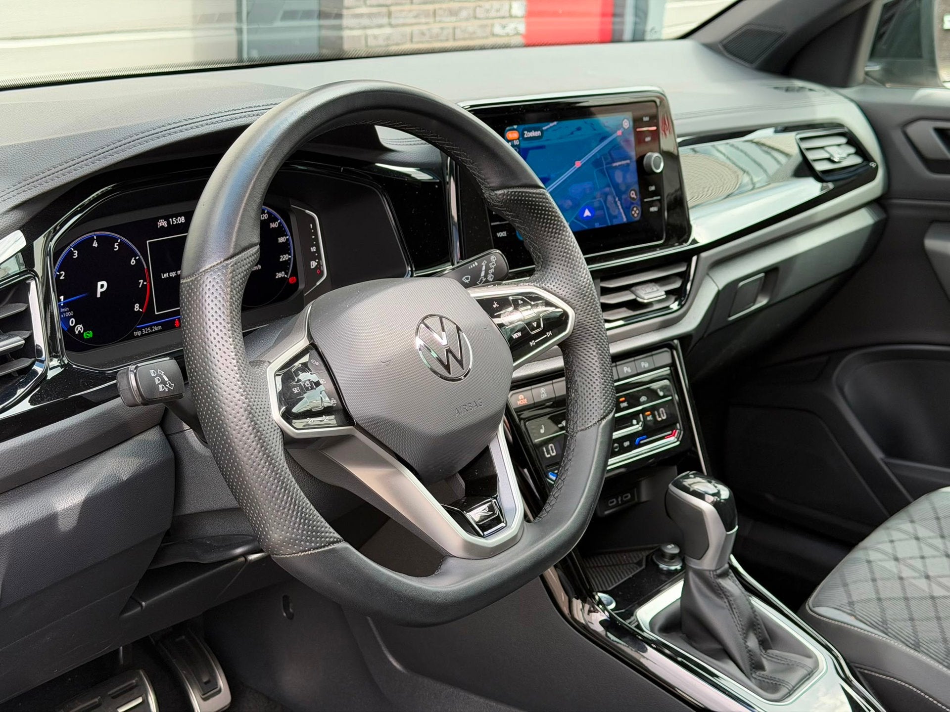 Foto 15 van Volkswagen T-ROC 1.5 TSI 3xR-Line Pano/IQ/Keyless/Camera/BTW