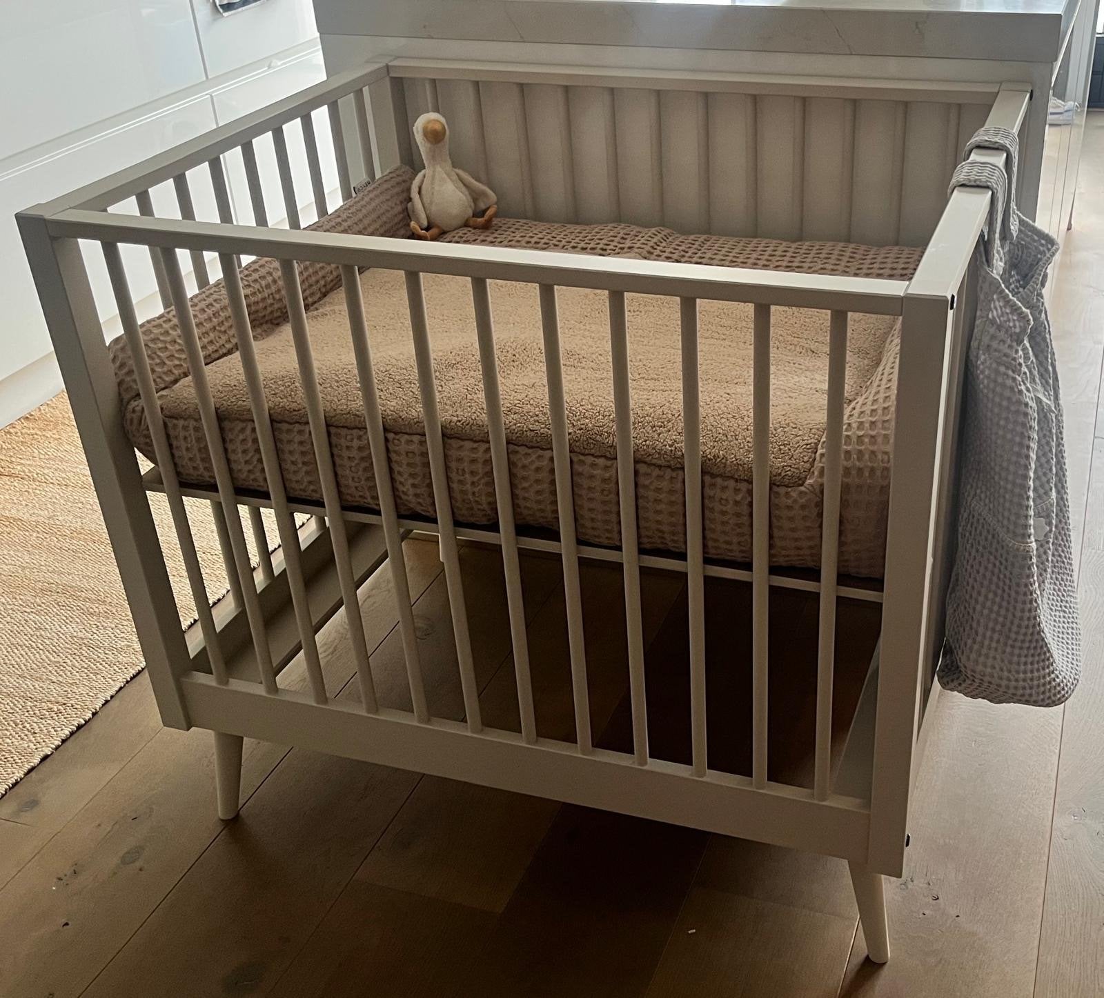 Europe Baby Evy Box - Stijlvolle en veilige box, Kinderen en Baby's, Boxen, Ophalen, Zo goed als nieuw, Vierkant, In hoogte verstelbaar