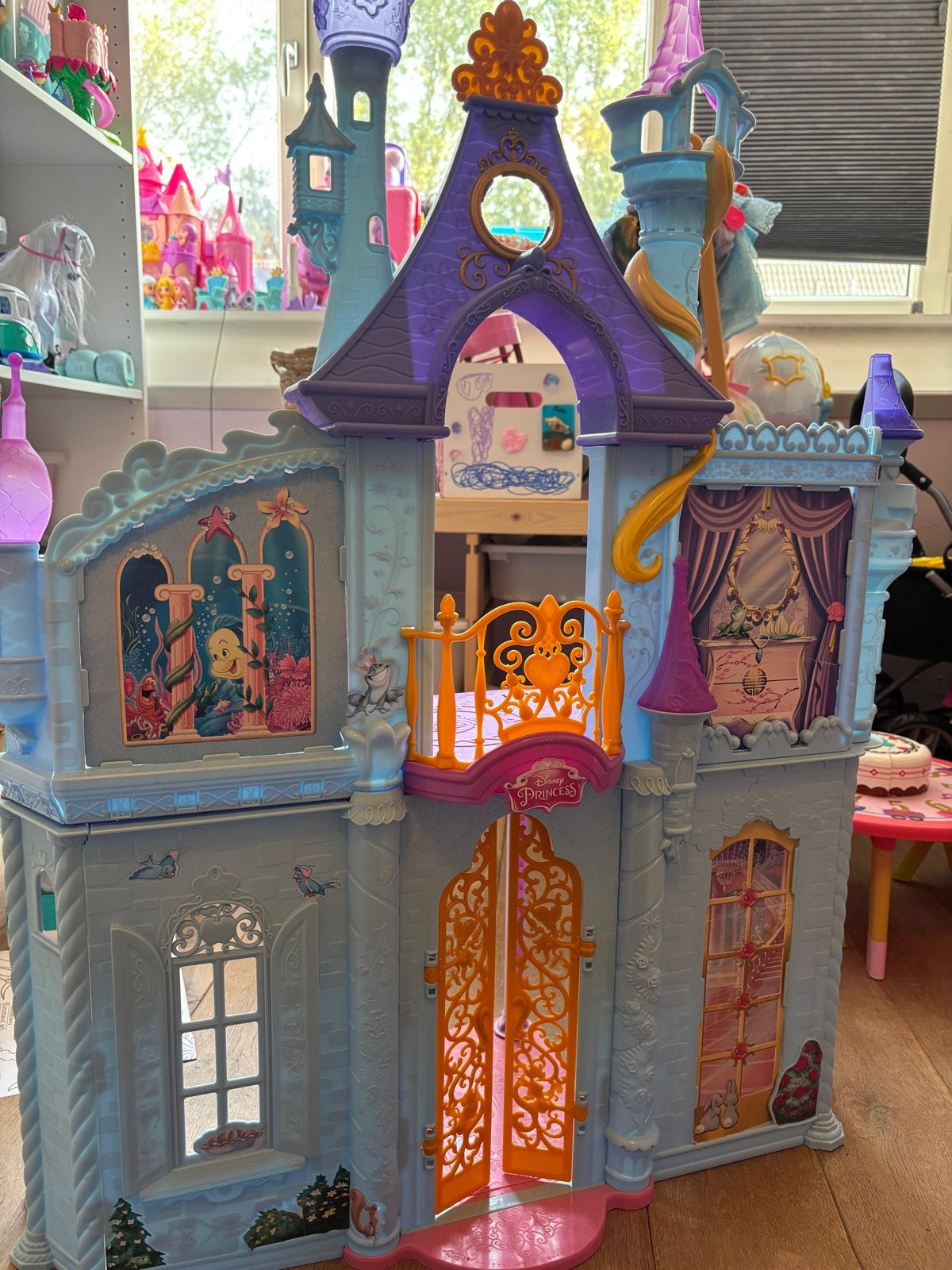 Disney Kasteel met poppen en accessoires, Ophalen, Zo goed als nieuw, Poppenhuis