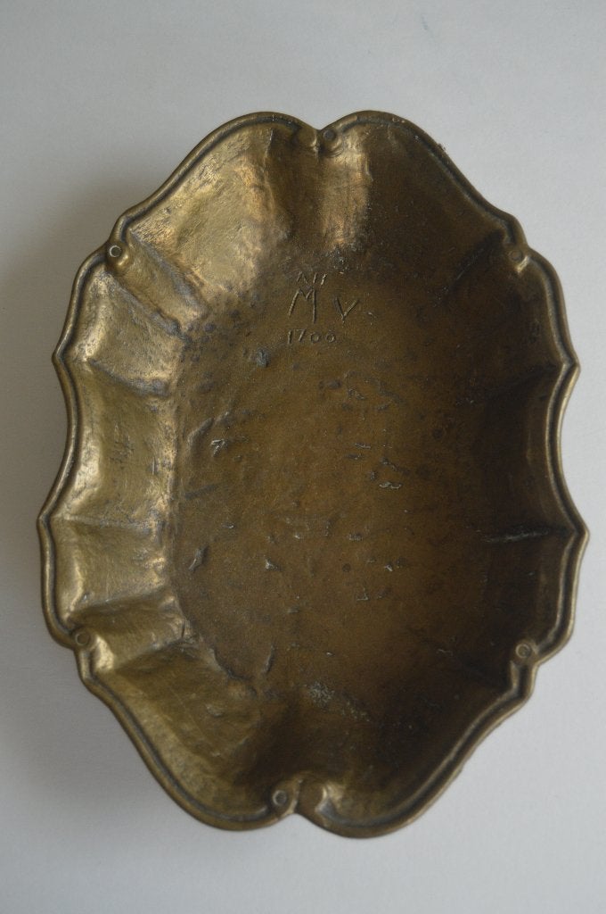 Bronzen schaal. Monogram. en 1700., Antiek en Kunst, Ophalen