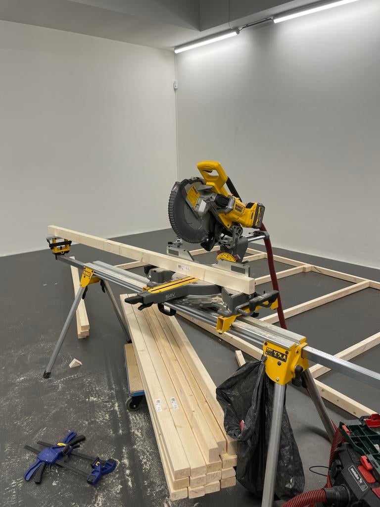 Dewalt DCS781 accu afkortzaag + onderstel DE7023, Doe-het-zelf en Verbouw, Gereedschap | Zaagmachines, Ophalen, 70 mm of meer