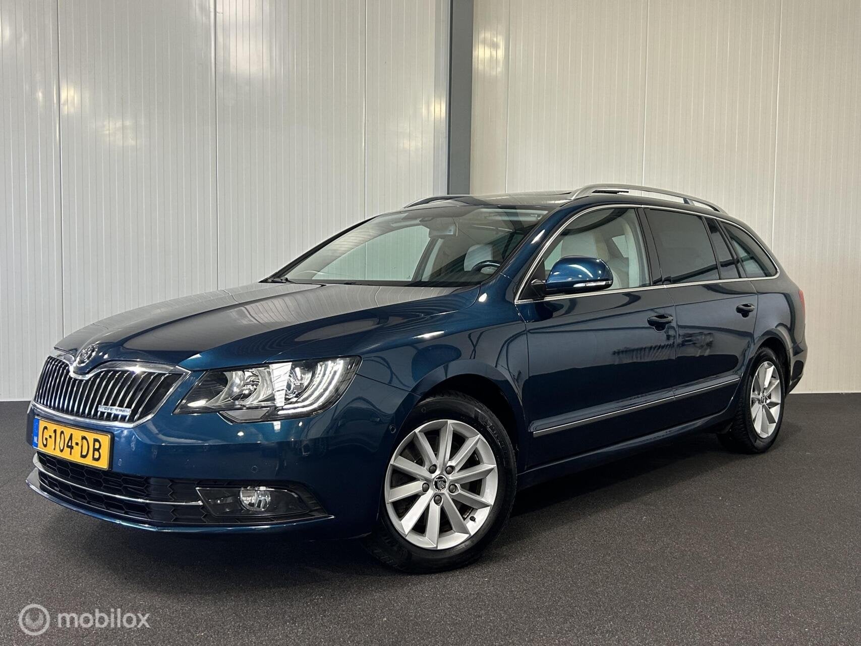 Skoda Superb Combi 1.6 TDI Champs Elysees [ full option ], Auto's, Skoda, Beige, 4 cilinders, Blauw, 23 km/l