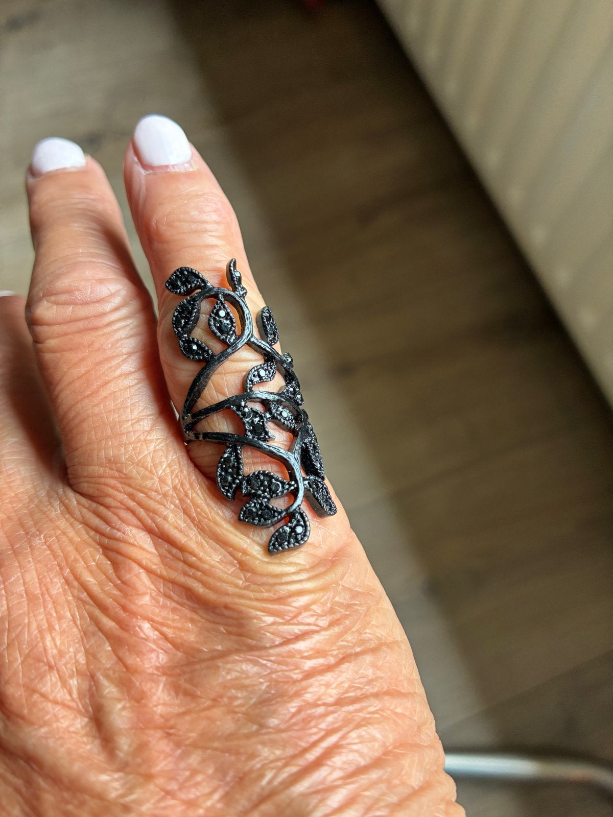 Zwarte ring met bladeren en steentjes 18 mm, Overige materialen, Gebruikt, Zwart, Ophalen of Verzenden