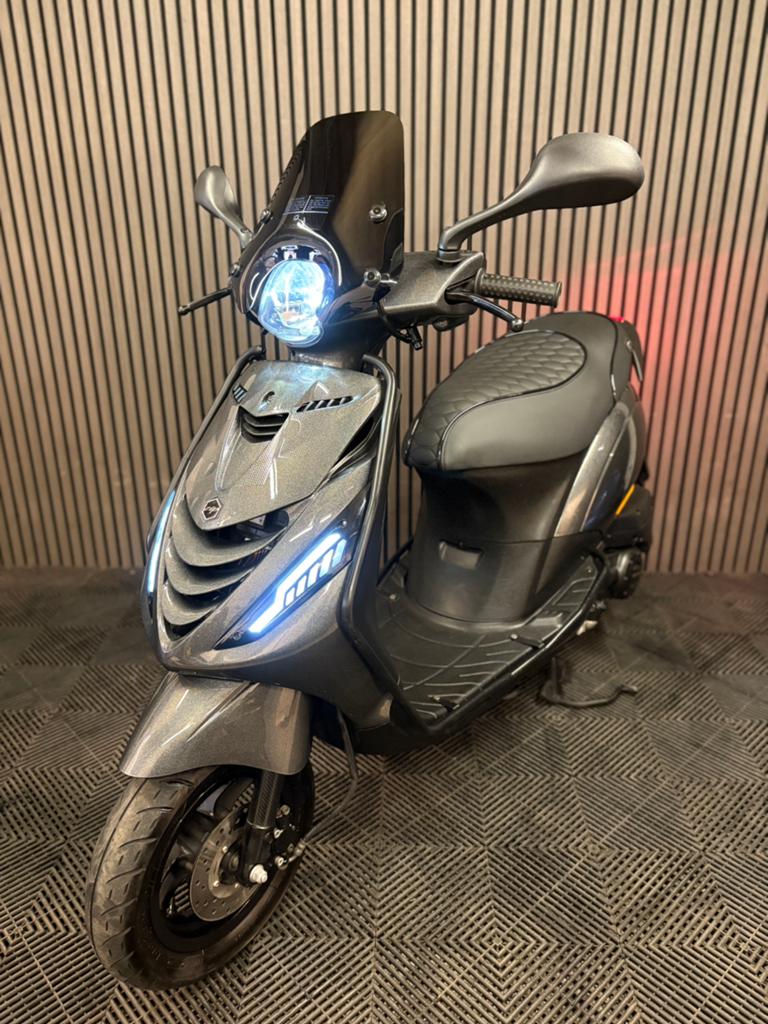 PIAGGIO ZIP 4T 3V 2021 BROM FULL OPTION PSYCHEDELIC BLACK, Maximaal 45 km/u, Zip, Ophalen of Verzenden, Zo goed als nieuw