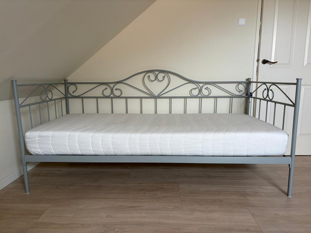 Mooie metalen bed bank incl matras, Ophalen, 90 cm, Eenpersoons, Zo goed als nieuw