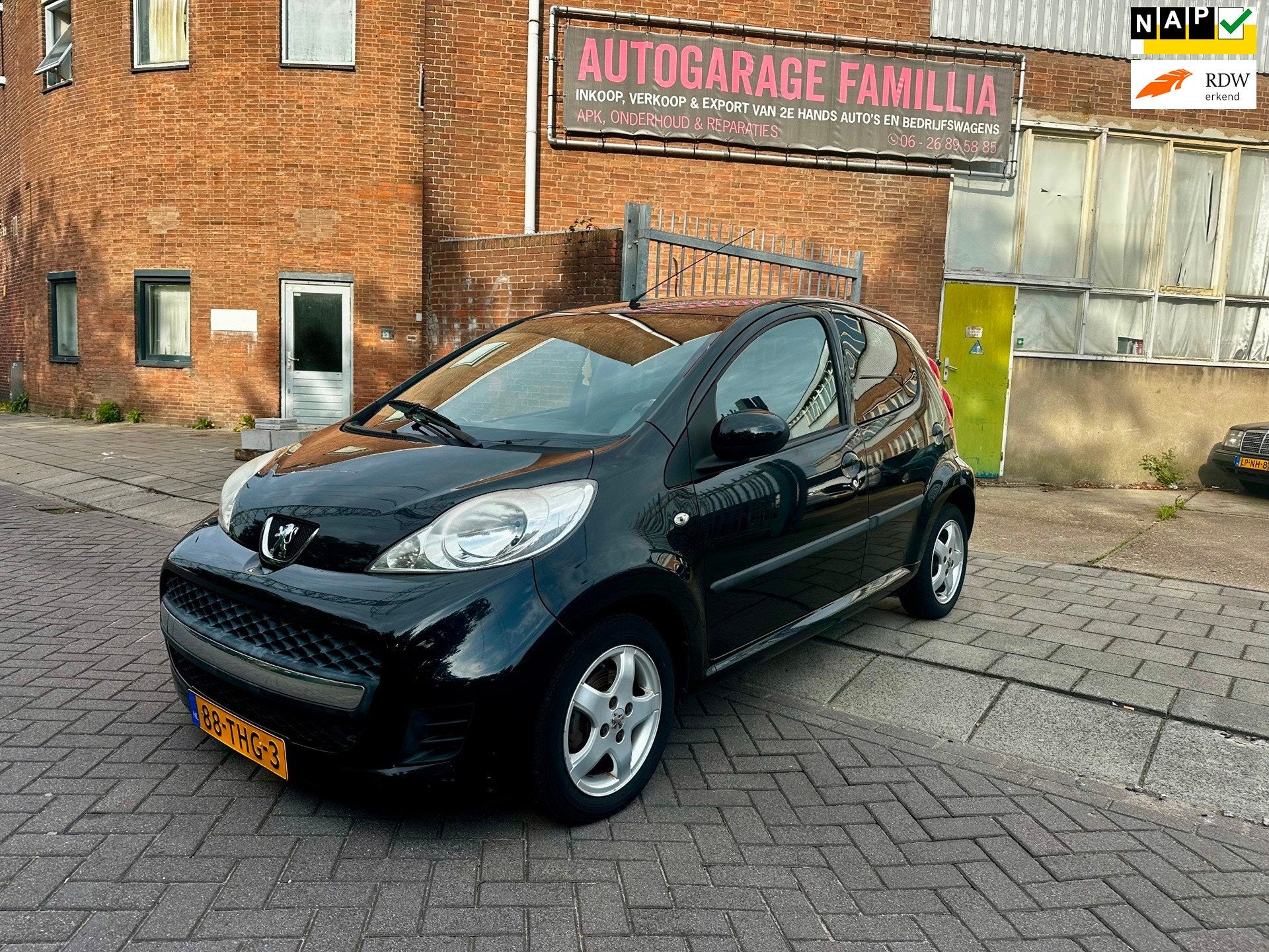 Peugeot 107 1.0-12V Black & Silver, Auto's, Voorwielaandrijving, Euro 5, Gebruikt, 4 stoelen