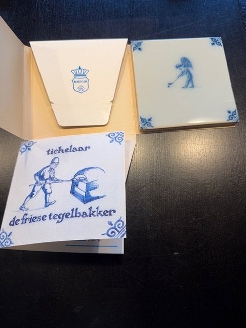 Makkum Tichelaar tegel handgeschilderd - Cupido met doosje., Antiek en Kunst, Ophalen of Verzenden