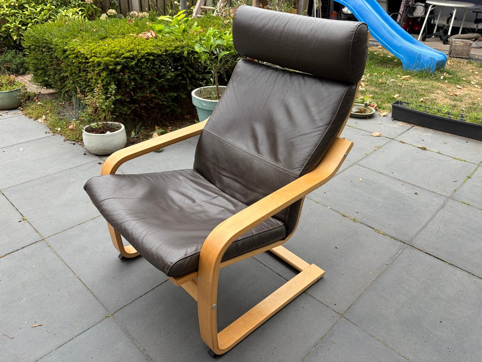 Ikea Poäng fauteuil bruin leer met houten frame, Huis en Inrichting, Fauteuils, Ophalen, Gebruikt, 75 tot 100 cm, 50 tot 75 cm