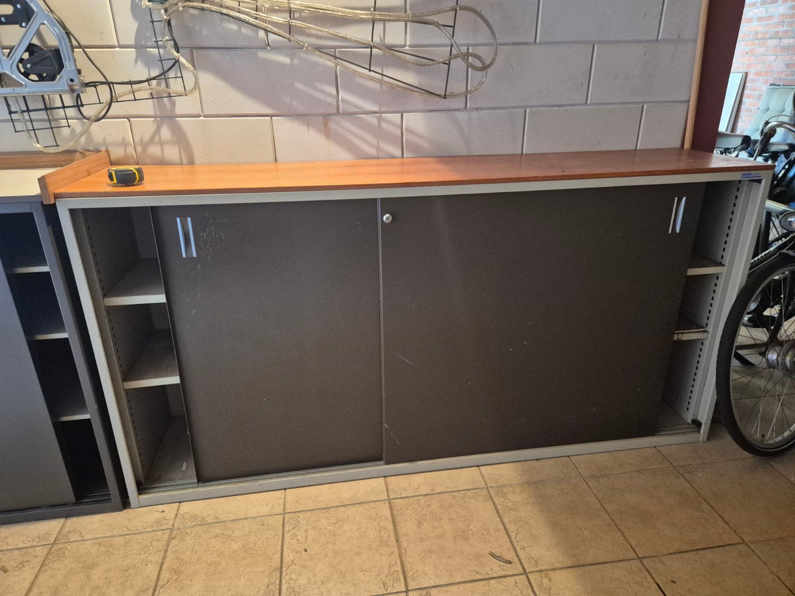 Opbergkasten met schuifdeuren en legplanken, Huis en Inrichting, Kasten | Roldeurkasten en Archiefkasten, Gebruikt, 100 tot 150 cm
