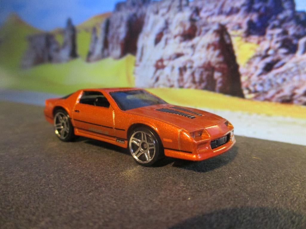 1985 Chevrolet Camaro Z28 IROC Z Mattel HotWheels oranjemet., Hobby en Vrije tijd, Modelauto's | Overige schalen, Ophalen of Verzenden