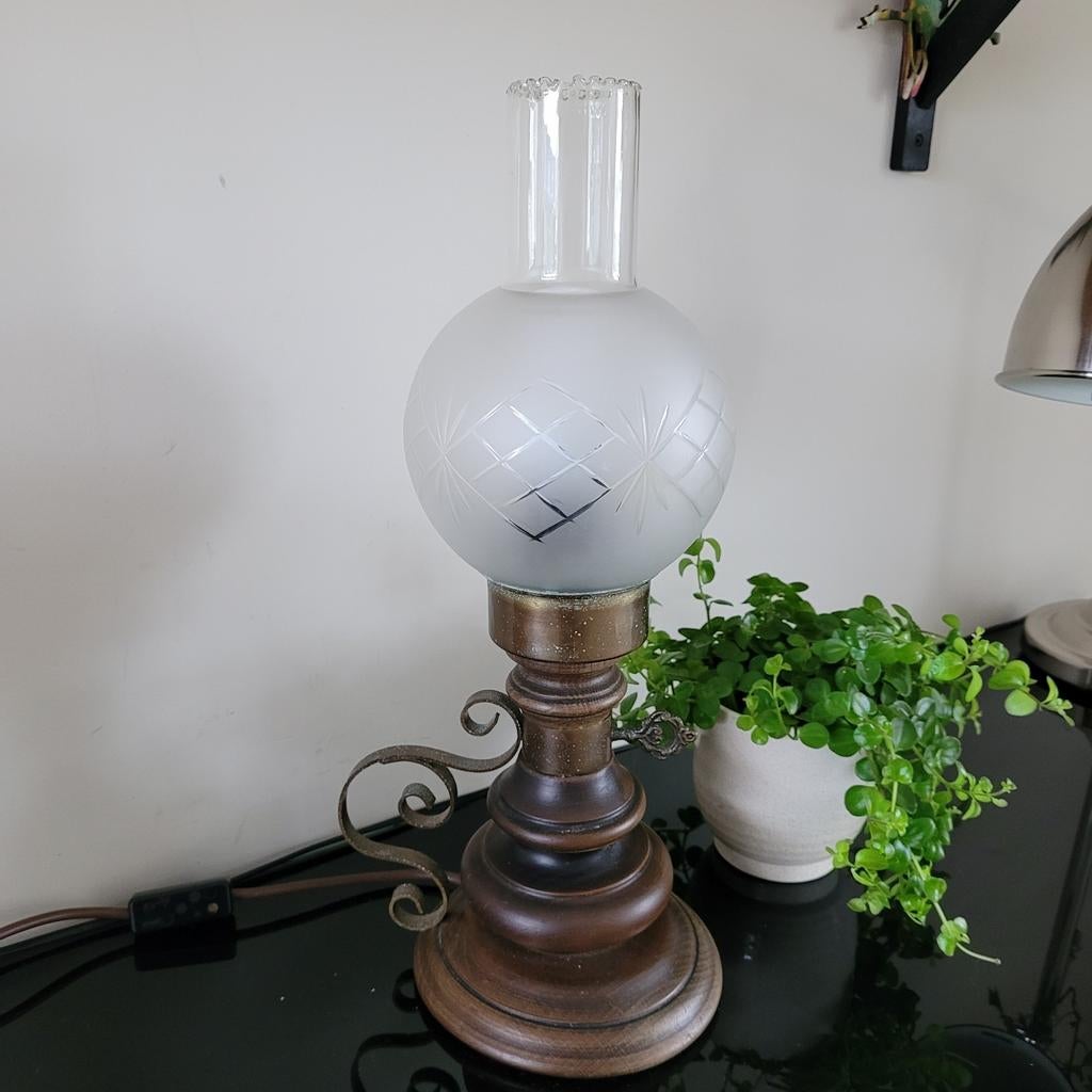 Vintage olielampstijl tafellamp met geslepen glas, Antiek en Kunst, Antiek | Lampen, Ophalen of Verzenden