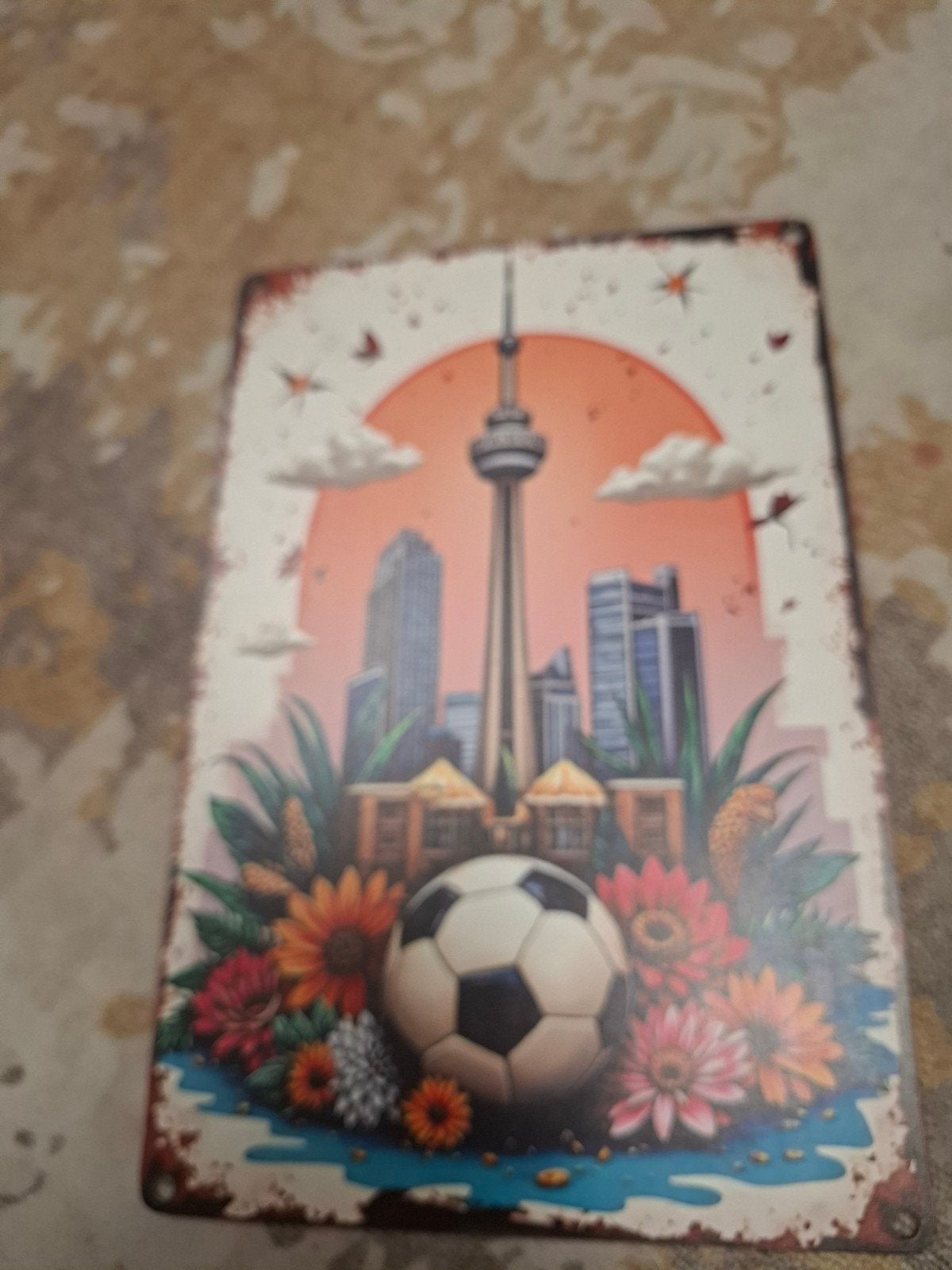 Decoratief houten bordje met voetbal en stadsaanzicht, Gebruikt, Hout, Decoratieobject, Ophalen of Verzenden