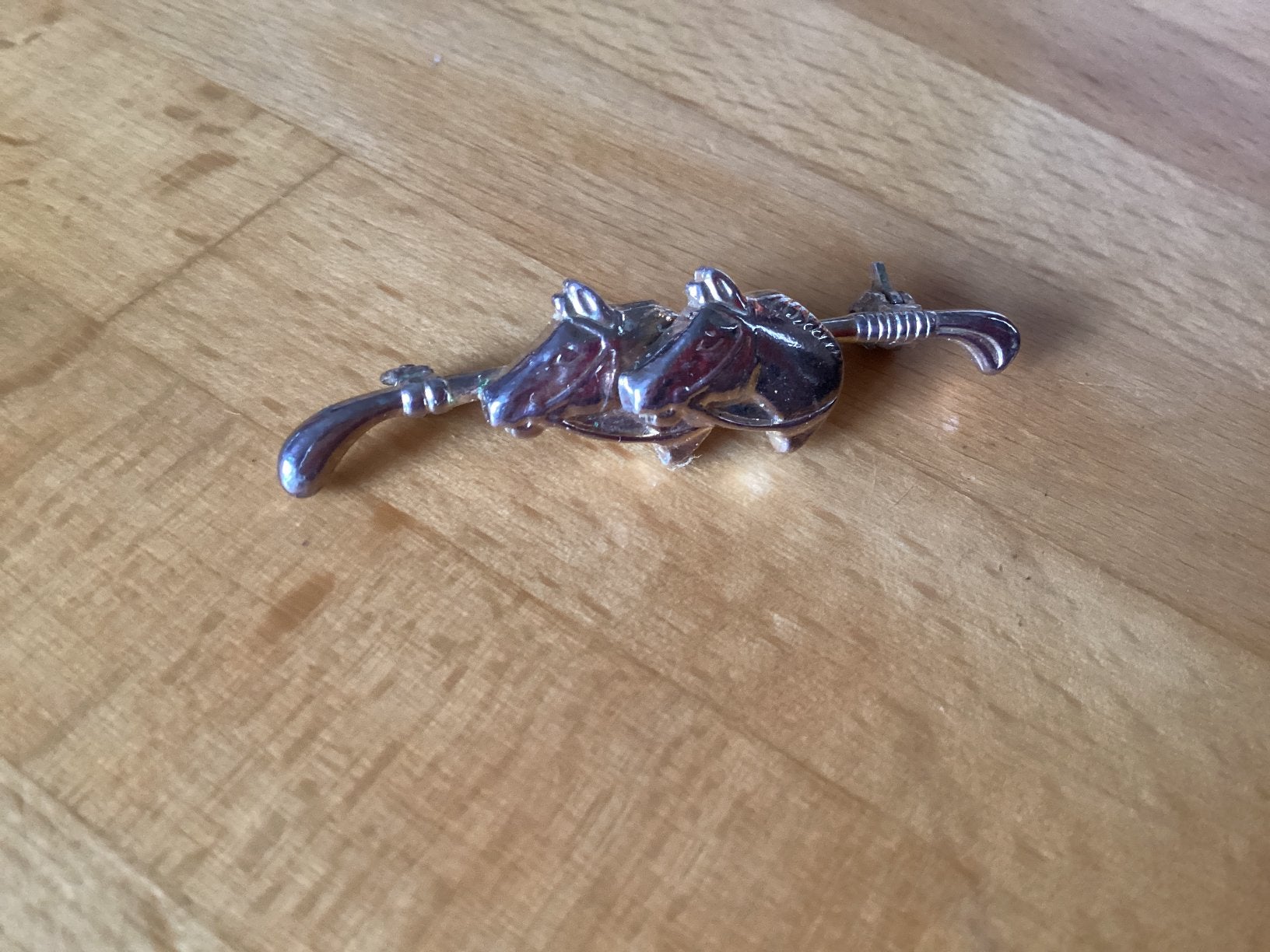Paard - rijzweep // broche verzilverd 4.5 cm, Ophalen of Verzenden, Zo goed als nieuw, Zilver, Overige materialen