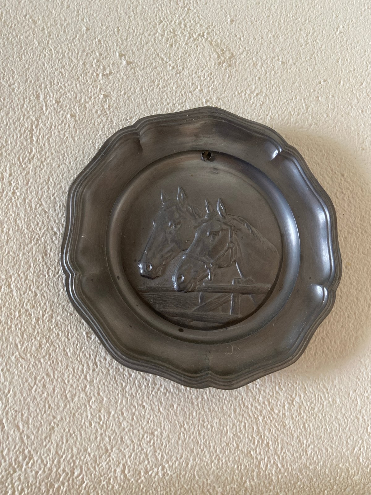 Vintage Tinnen Wandbord met Paardenreliëf, Antiek en Kunst, Antiek | Tin, Ophalen