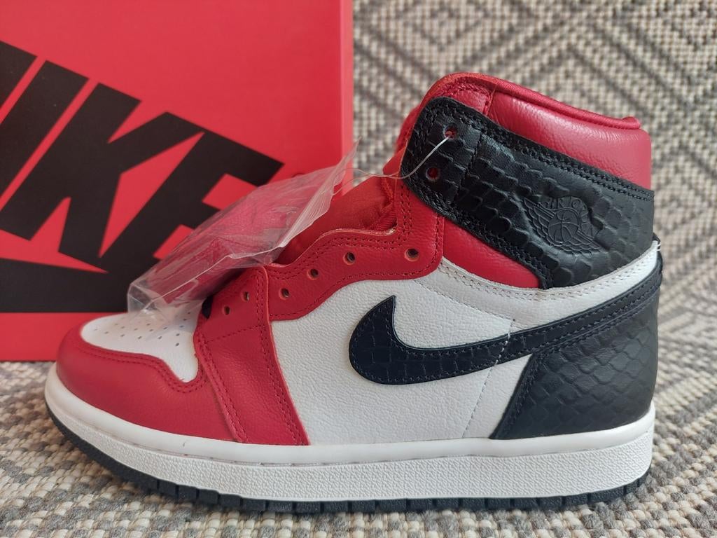 Nieuw Nike air jordan 1 retro high satin snake chicago 36.5, Kleding | Dames, Schoenen, Nike Air Jordan, Overige kleuren, Nieuw