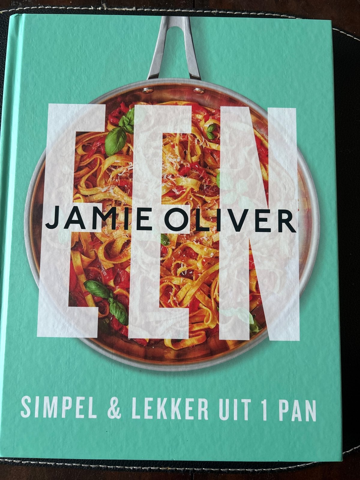 Jamie Oliver: EEN - Simpel & Lekker uit 1 Pan Kookboek, Hoofdgerechten, Ophalen of Verzenden, Zo goed als nieuw, Europa