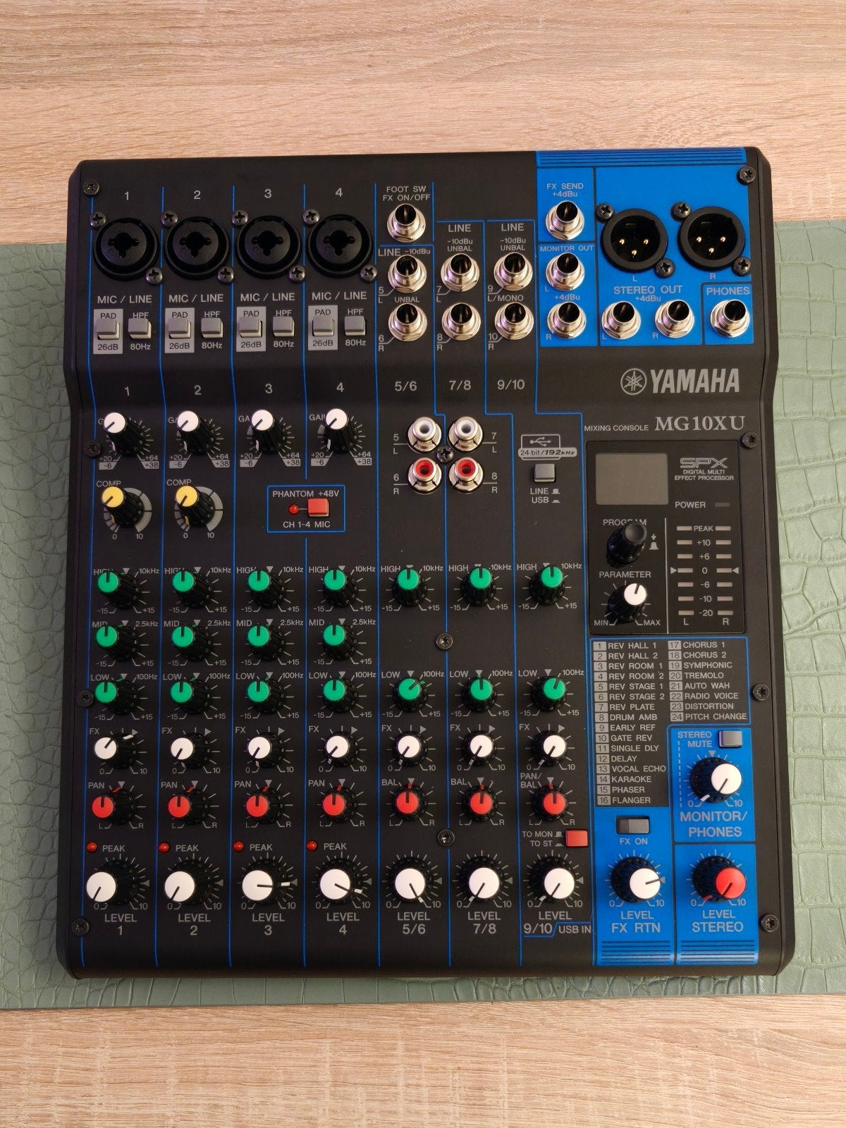 te koop Yamaha mixer MG10XU  + shure mic's, Ophalen, Zo goed als nieuw