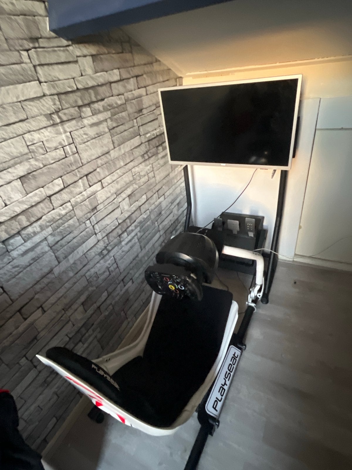 Playseat met Thrustmaster racestuur en pedalen en Tv Stand, Ophalen, Gebruikt, 1 speler, Racen en Vliegen