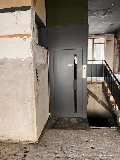 Goederenlift / personenlift, Ophalen, Gebruikt, 250 mm of meer, Overige typen