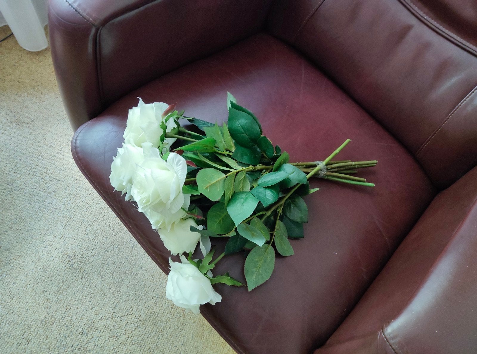 Bosje prachtige witte kunst rozen, Huis en Inrichting, Woonaccessoires | Kunstplanten en Kunstbloemen, Ophalen of Verzenden, Zo goed als nieuw