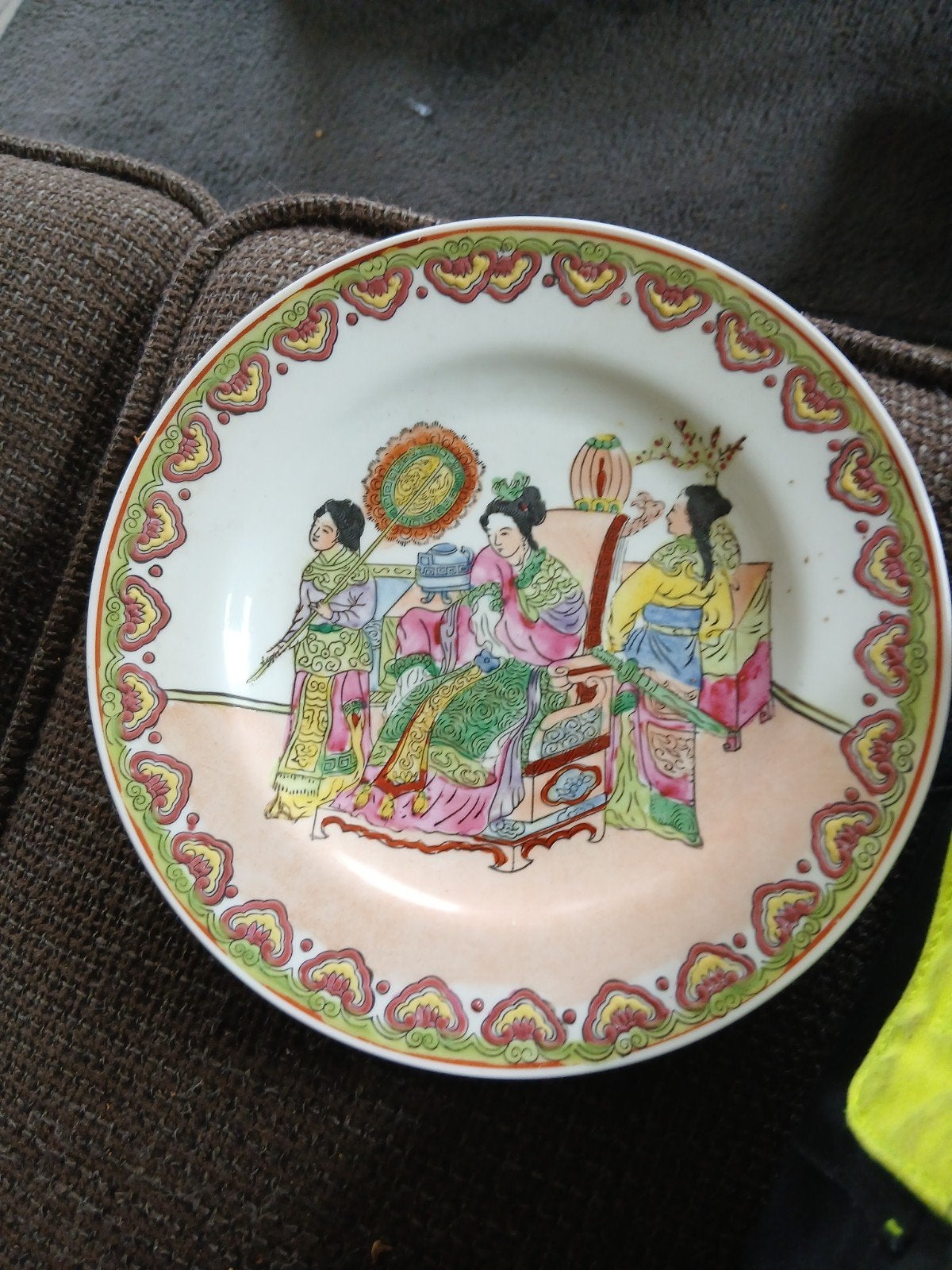 Antiek Chinees porseleinen bord met handgeschilderde figuren, Ophalen of Verzenden