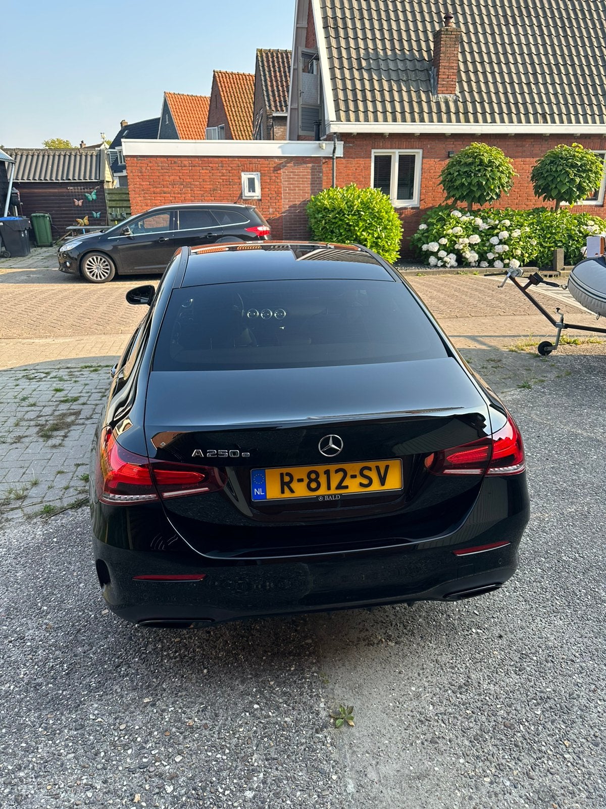 Foto 5 van Mercedes-Benz A-Klasse A 250 e 218pk 8G-DCT 2020 Zwart