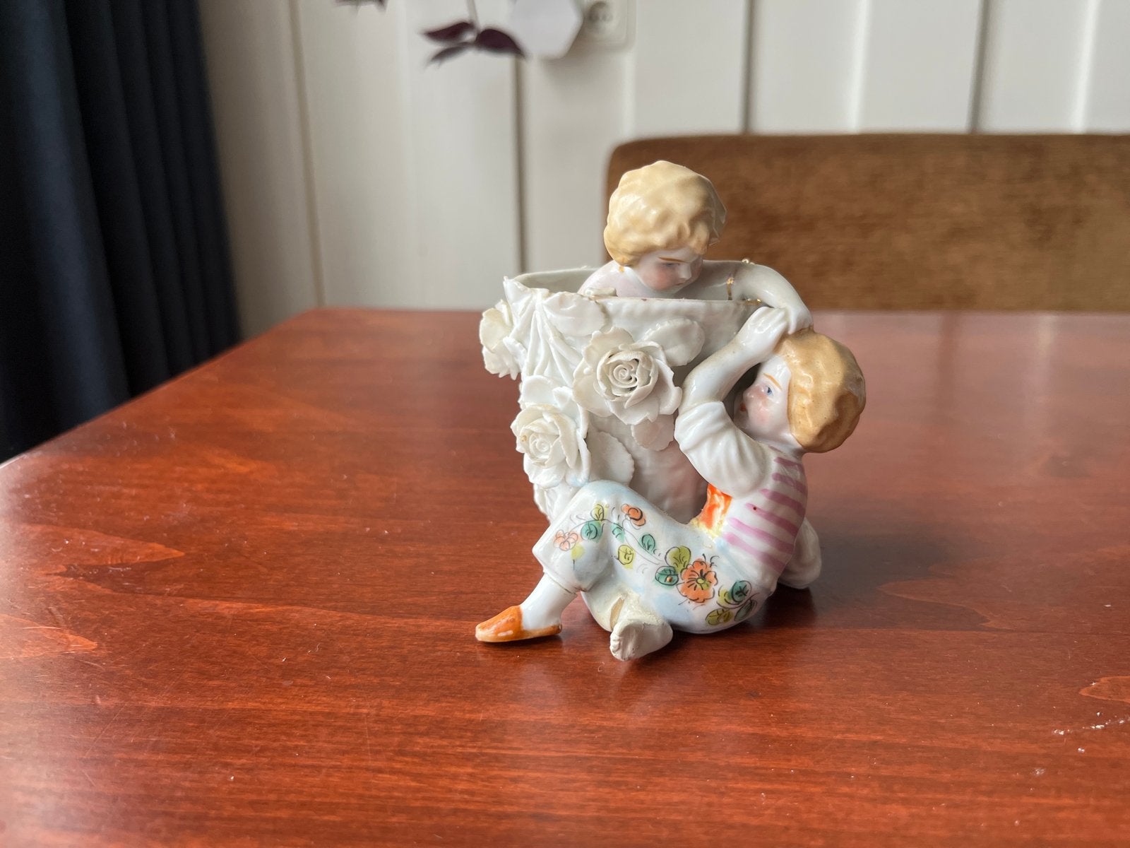 Antieke porseleinen beeldje met twee kinderen, Ophalen of Verzenden
