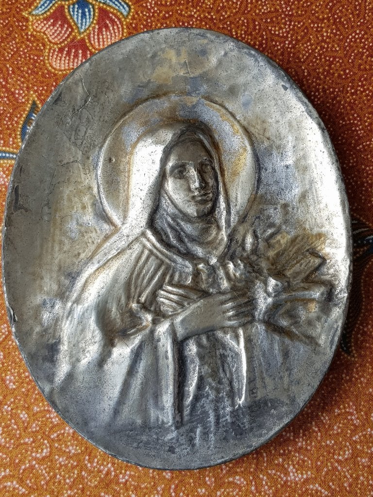 Mooie oude Maria hanger uit Engeland van tin en hout 14,2 cm, Ophalen of Verzenden