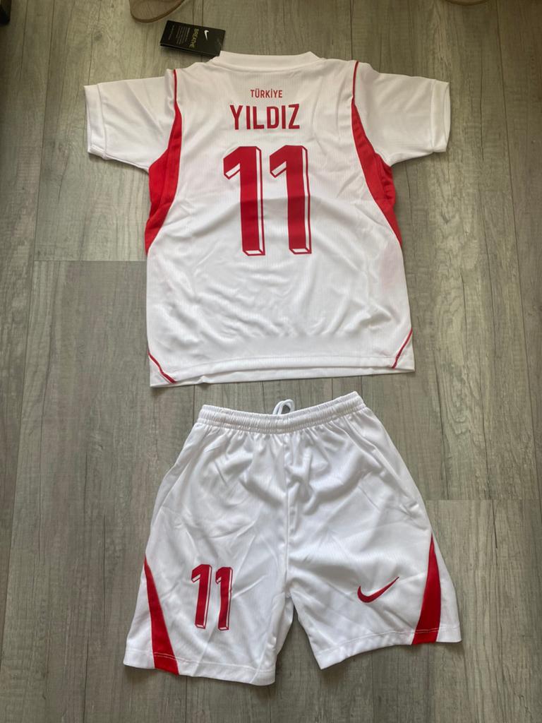 Turkije Wk tenue Kenan Yıldız. Kids kinderen, Sport en Fitness, Maat XS of kleiner, Ophalen of Verzenden, Nieuw, Shirt