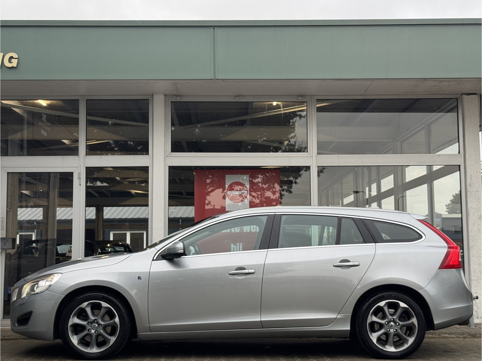 Volvo V60 1.6 T3 SUMMUM | NL-AUTO! | DEALER OH! | TREKHAAK!, Auto's, Voorwielaandrijving, Gebruikt, Zwart, 4 cilinders