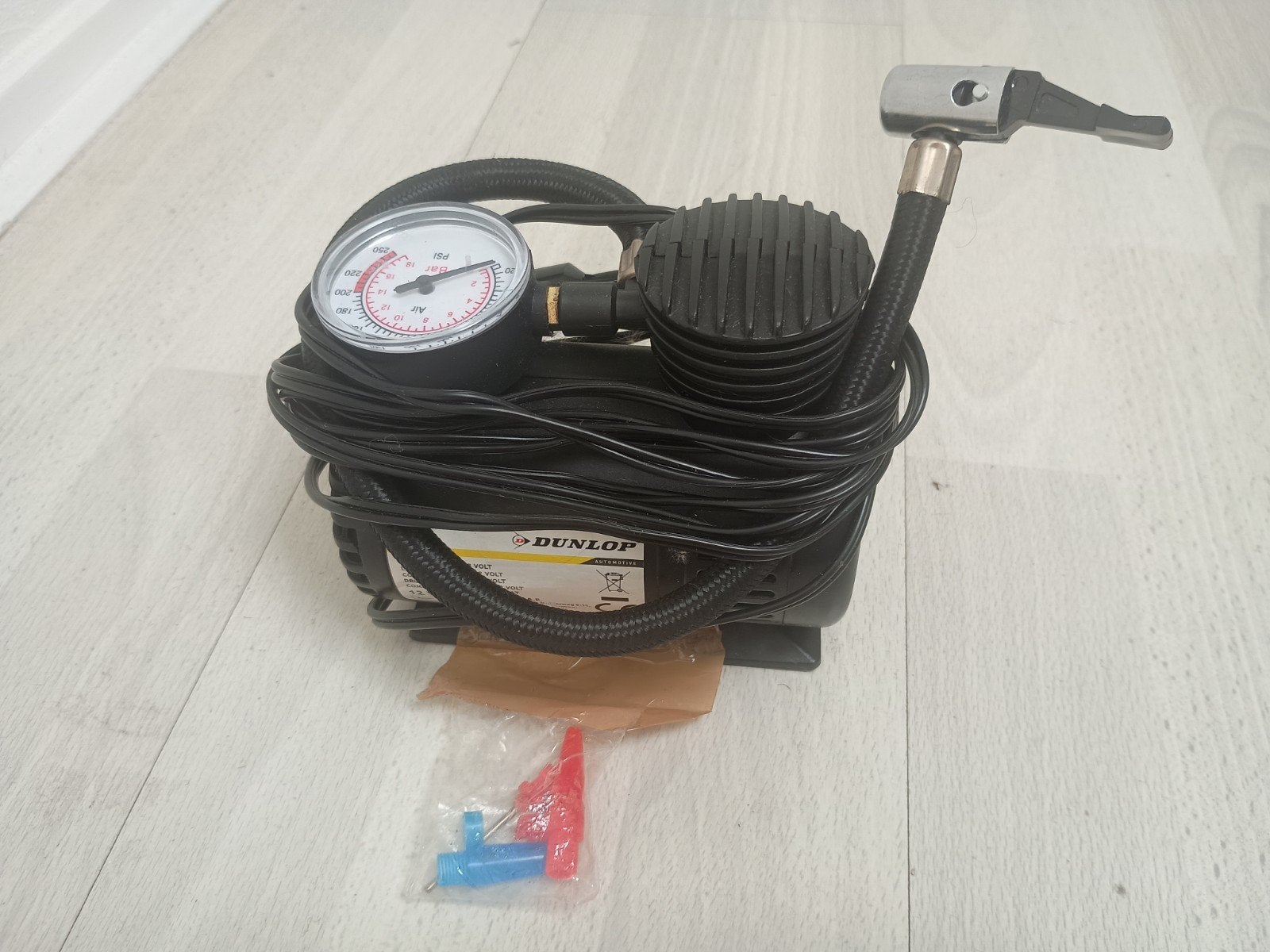 Luchtpomp DUNLOP voor autobanden ( met sigaretten stekker), Auto diversen, Carkits, Ophalen of Verzenden, Nieuw